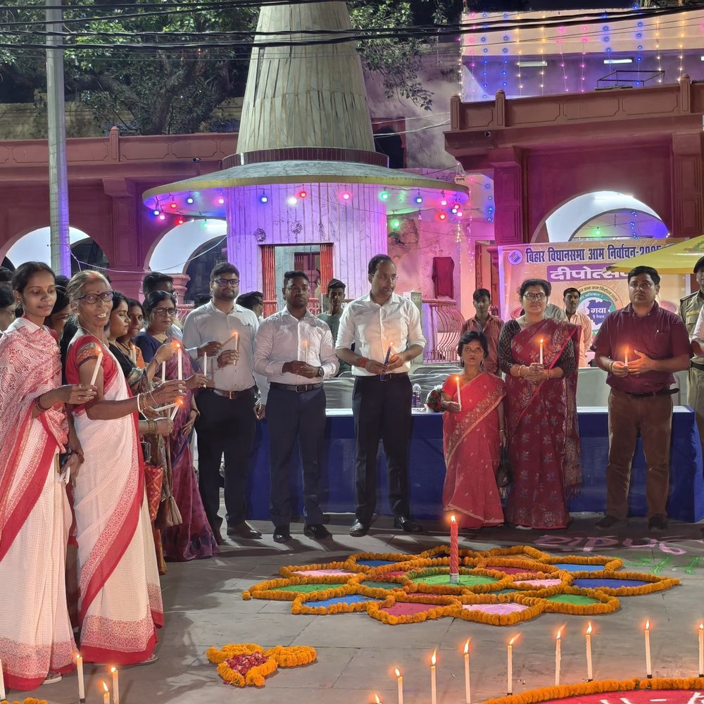 गयाजी के देवघाट पर स्वीप कार्यक्रम के तहत दीपोत्सव:मतदाता जागरूकता के लिए सैकड़ों दीप जलाए, जिलाधिकारी ने की वोटर्स से बढ़-चढ़कर हिस्सा लेने की अपील
