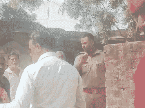 प्रयागराज में धर्मांतरण की कोशिश पर हंगामा:पुलिस ने घटना स्थान से बाइबिल समेत 2 को पकड़ा
