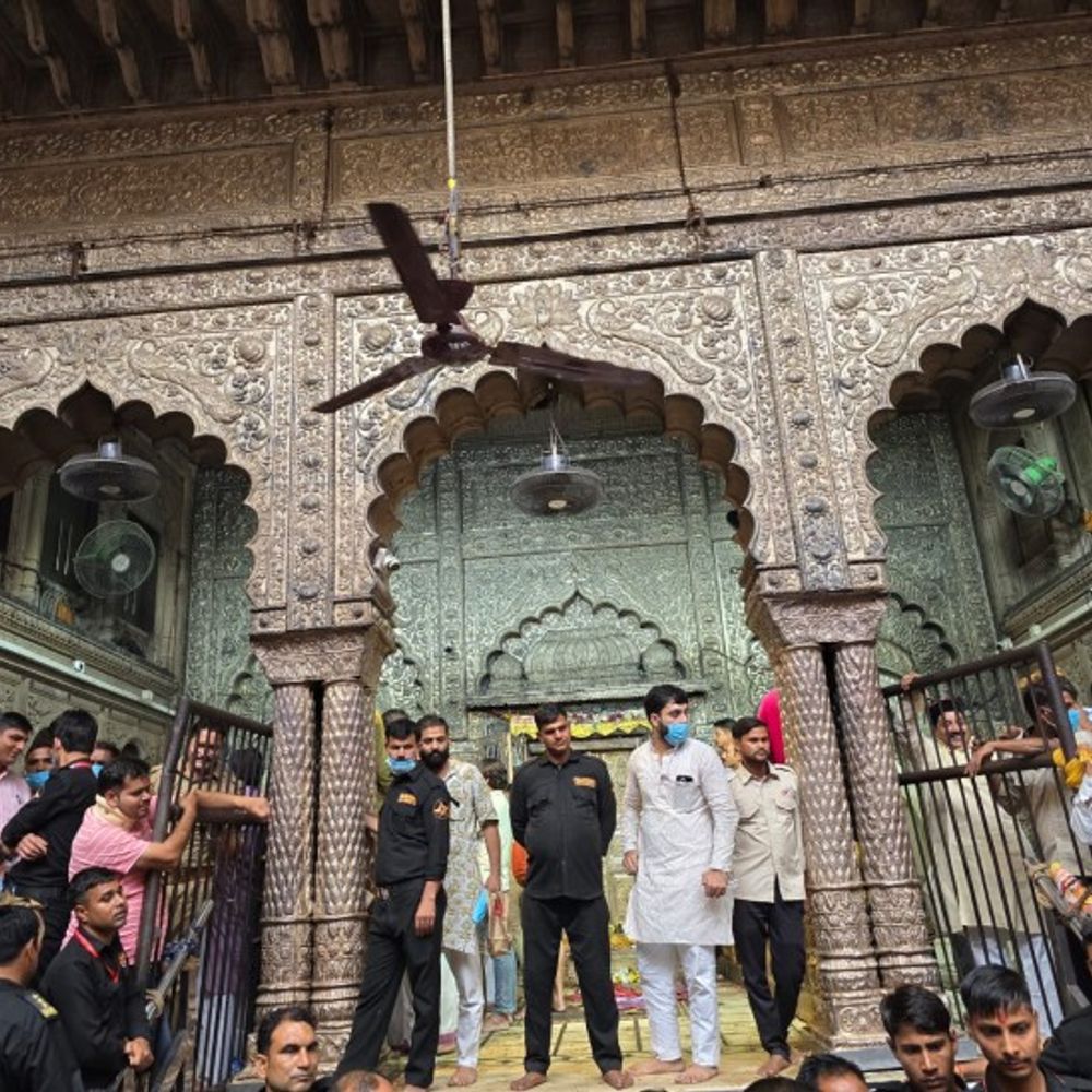 बांके बिहारी का खजाना:3 घंटे चली कवायद,न्यायिक,प्रशासनिक और पुलिस अधिकारी रहे मौजूद
