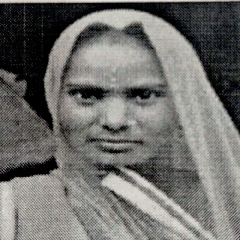 घर में मिट्टी में दबा मिला महिला का शव:पति फरार, मायके वालों ने लगाया हत्या का आरोप, शादी के हुए 25 साल