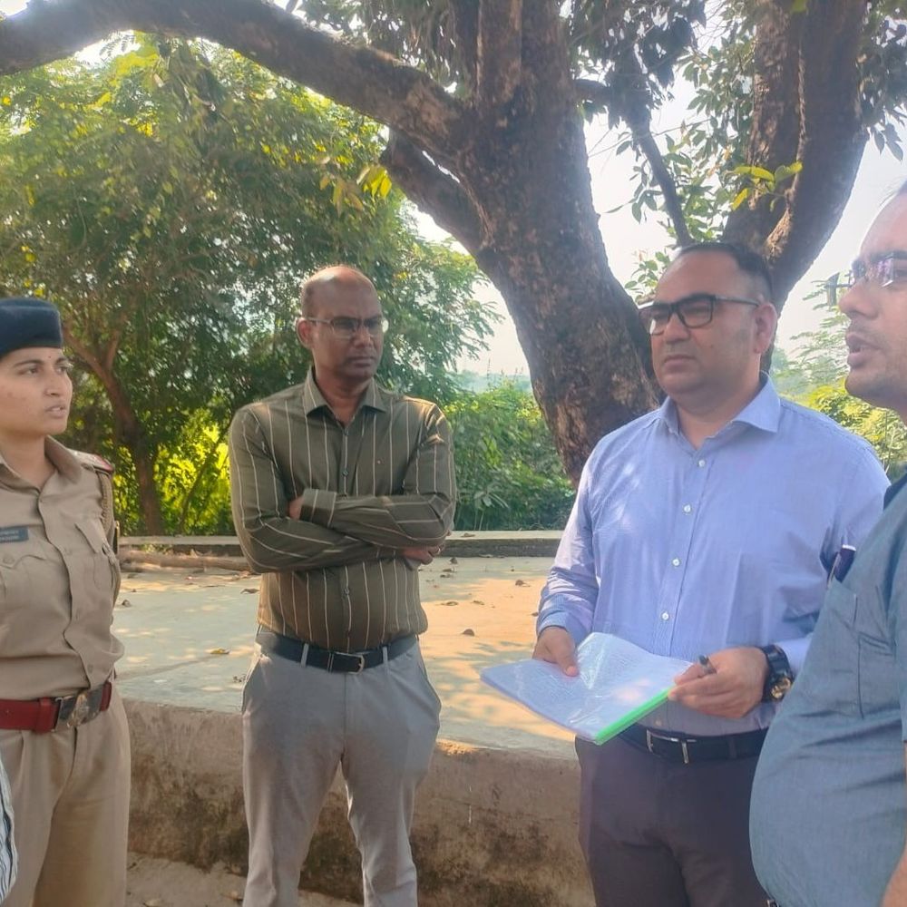 लखीसराय में निर्वाचन की तैयारियों की समीक्षा:प्रेक्षक ने अधिकारियों को दिए सतर्कता के निर्देश