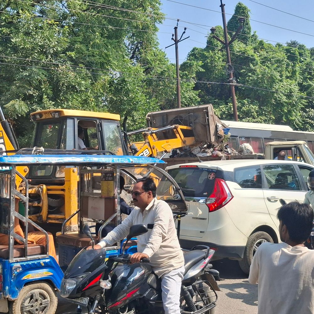 हरदोई में सफाई के दौरान एम्बुलेंस फंसी:नगर पालिका की गलत समय पर सफाई से लोग हुए परेशान