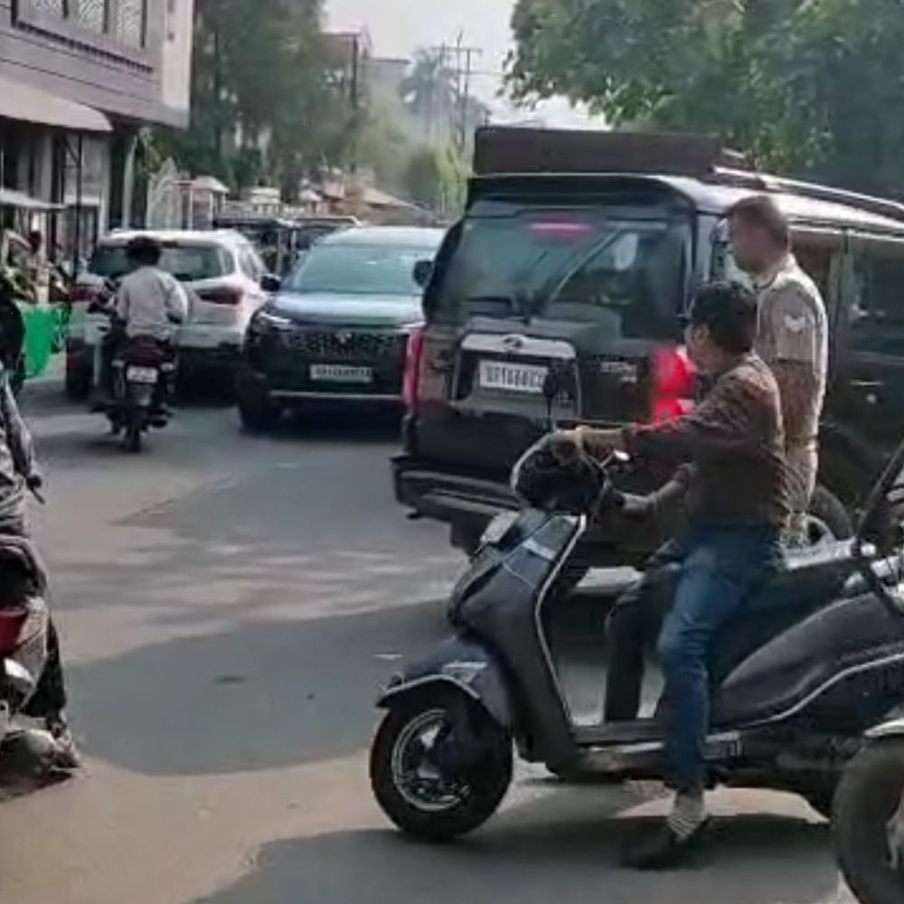 मेरठ में दिवाली की खरीदारी के लिए बाजारों में भीड़:हंस चौराहे पर लगा जाम, कई लोग देर से घर पहुंचे