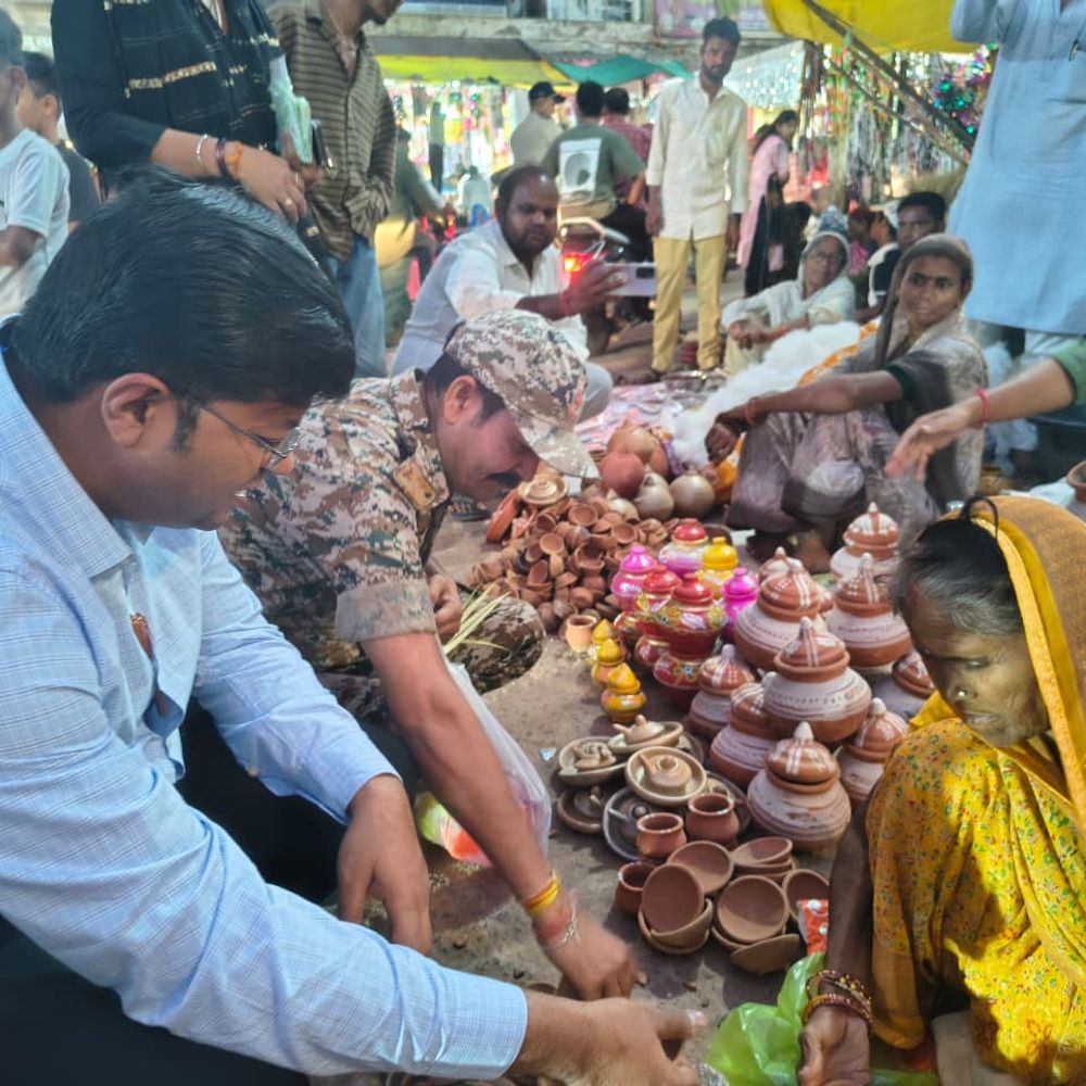 श्योपुर कलेक्टर ने की ₹250 की स्वदेशी खरीदारी:  नागरिकों से प्लास्टिक मुक्त दीपावली मनाने की अपील की – Sheopur News