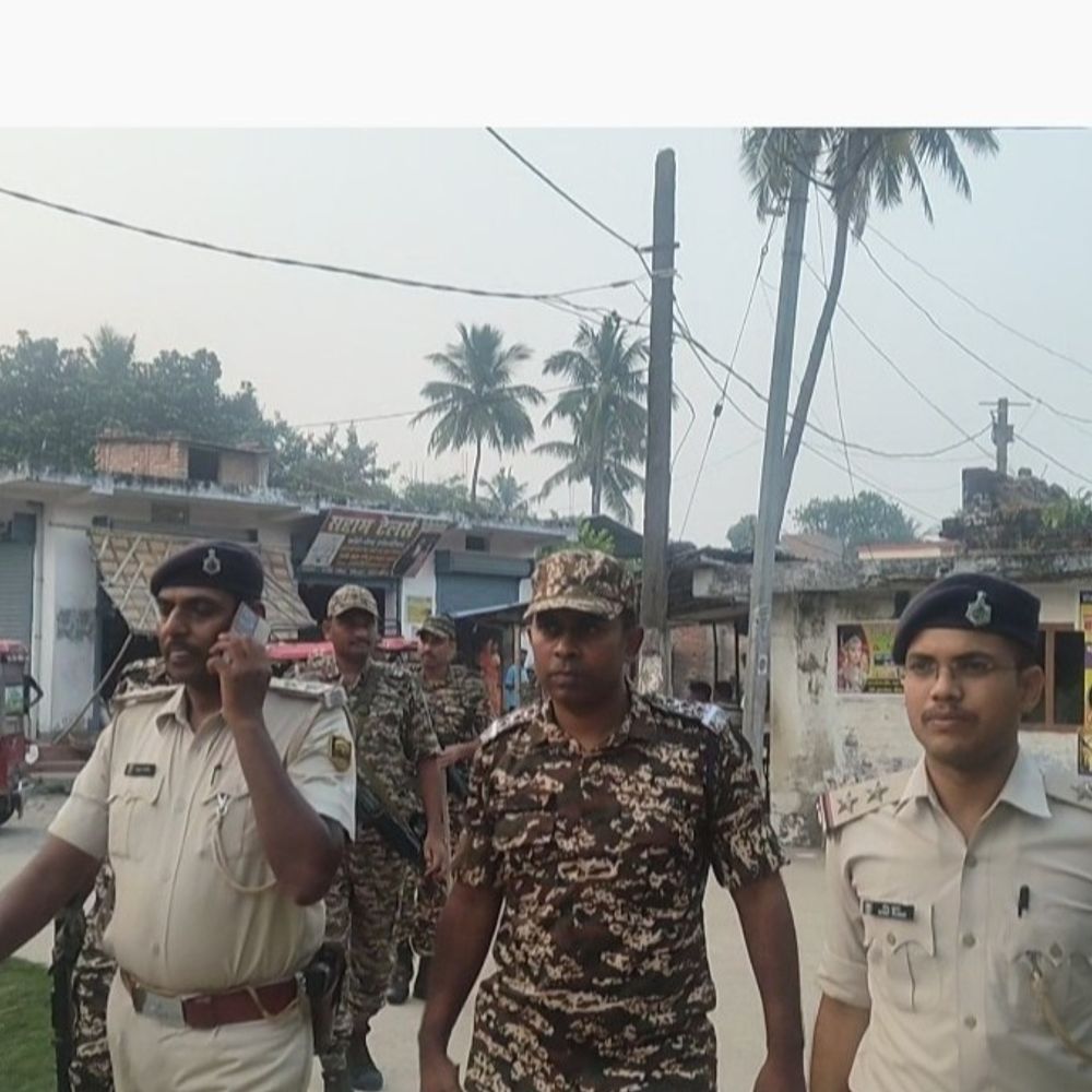 चौथम पुलिस और अर्द्धसैनिक बलों ने निकाला फ्लैग मार्च:तेलौछ पंचायत में शांतिपूर्ण चुनाव सुनिश्चित कराने को प्रशासन मुस्तैद