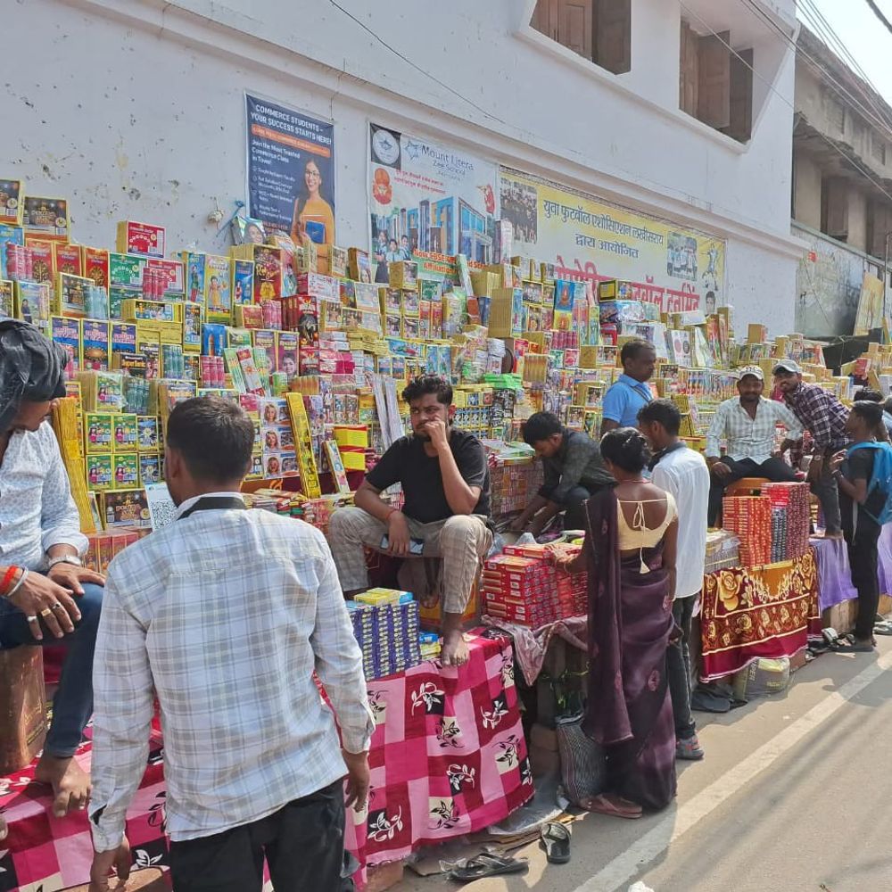 दीपावली पर छह दुकानदारों को मिले पटाखों के लाइसेंस:10 लाख रुपए से अधिक की खरीदारी का अनुमान, सुरक्षा के पुख्ता इंतजाम