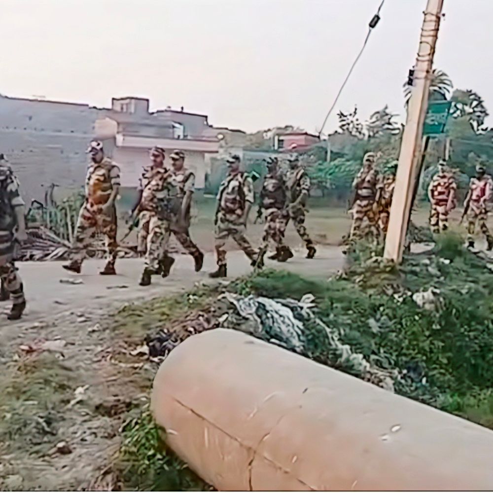 शेखपुरा में CISF जवानों ने निकाला फ्लैग मार्च:मतदाताओं से भयमुक्त मतदान की अपील, 800 लीटर देसी शराब भी किया नष्ट