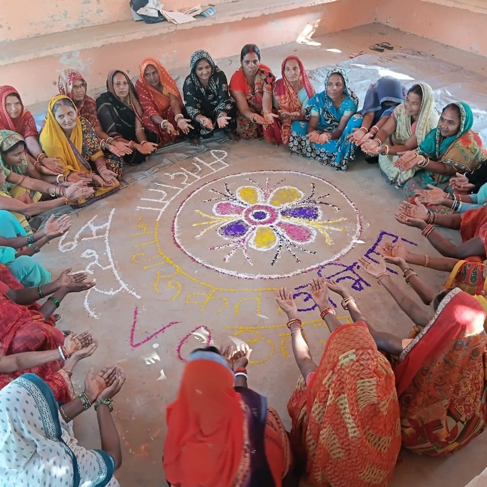 जीविका दीदियों ने मतदान जागरूकता के लिए बनाई रंगोली:राजनगर प्रखंड में मतदाताओं को प्रेरित किया