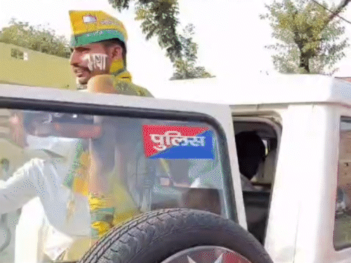 तेजप्रताप की चुनावी रैली में ‘पुलिस’ लिखी बोलेरो पर हंगामा:वीडियो वायरल होते ही भोजपुर पुलिस हुई सतर्क, गाड़ी मालिक पर केस दर्ज