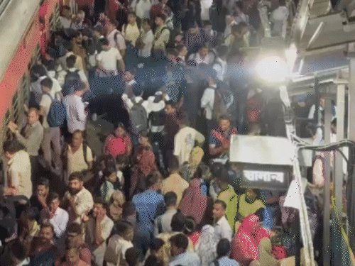 रेलवे स्टेशनों पर बिहार-यूपी जाने वालों की भारी भीड़:सूरत में 15 हजार से ज्यादा यात्रियों ने सड़क पर बिताई रात, दिल्ली में खचाखच भरे प्लेटफॉर्म