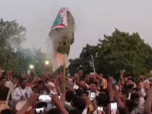 AIMIM उम्मीदवार जफर असलम ने कार्यकर्ताओं के साथ दिया इस्तीफा:प्रदेश अध्यक्ष पर लगाए गंभीर आरोप, पुतला दहन भी किया