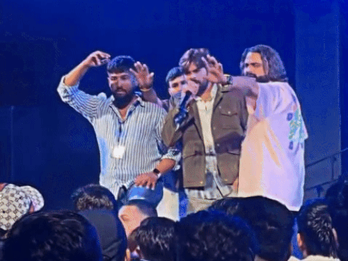 मेलबर्न में मासूम शर्मा के शो में हंगामा:लेट आने पर कुछ युवकों ने अश्लील इशारे किए, हरियाणवी सिंगर भी अपशब्द बोलकर निकले