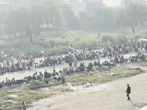 रेलवे स्टेशनों पर बिहार-यूपी जाने की भारी भीड़:सूरत में 15 हजार से ज्यादा यात्रियों ने सड़क पर बिताई रात, दिल्ली में खचाखच भरे प्लेटफॉर्म