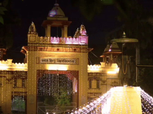 दीपावली के वेलकम के लिए काशी तैयार:बाबा विश्वनाथ धाम से लेकर हर सड़क जगमगाया, देखें VIDEO