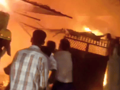 वाराणसी में कबाड़ के प्लांट में भीषण आग:दमकल की 2 गाड़ियां मौके पर पहुंची, लाखों का माल जलकर राख हुआ