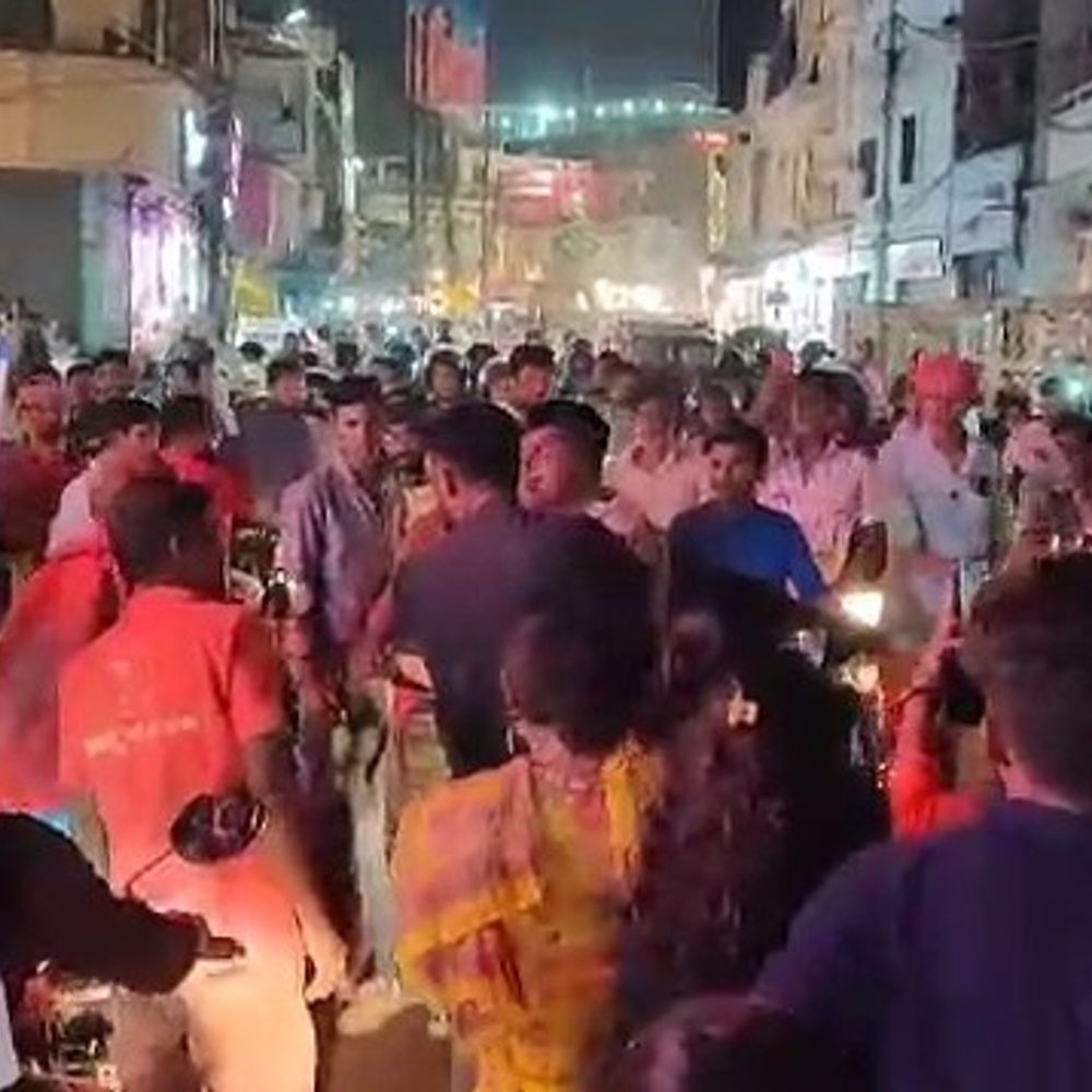 कल्याणी चौक पर जाम से मचा बवाल:स्कूटी हटाने के विवाद में पुलिस और पैरा कमांडो भिड़े, बीच-बचाव में उतरे सब्जी विक्रेता को चाकू लगा