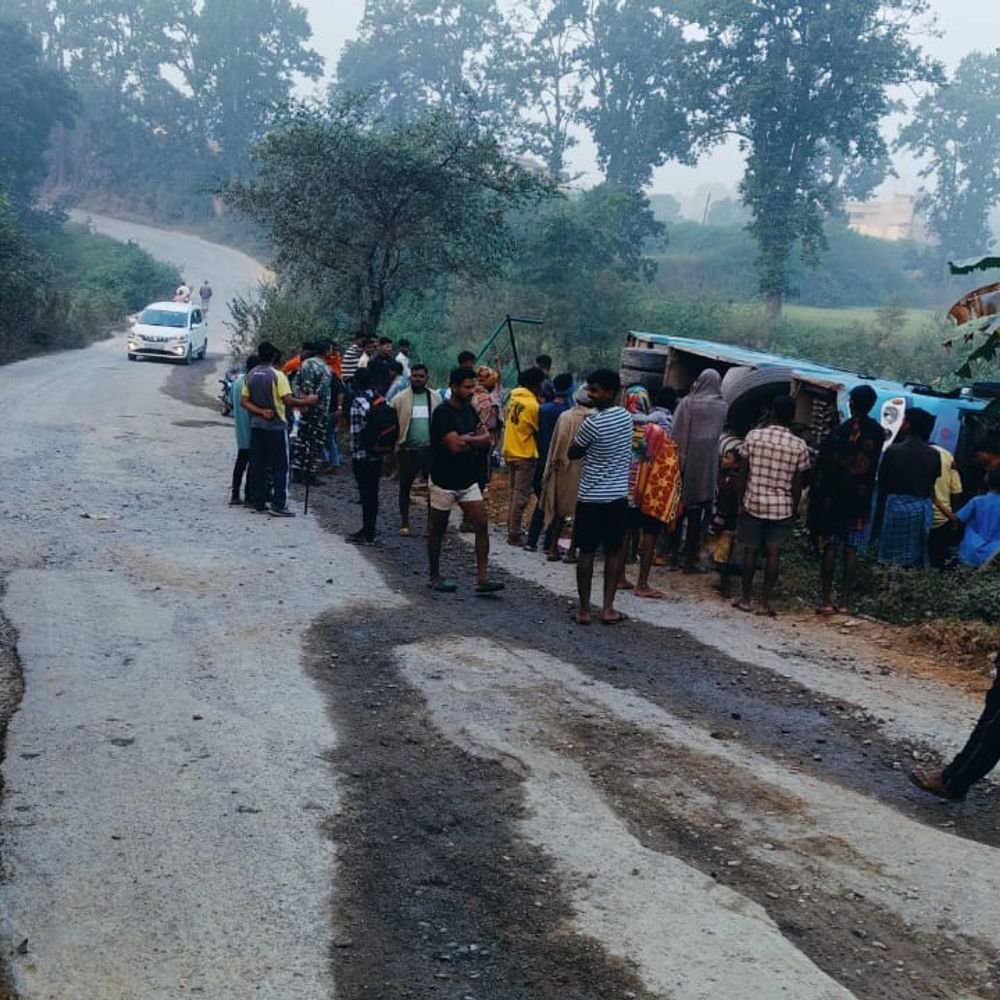 बलरामपुर में बस पलटी...24 यात्रियों को मामूली चोटें:पुलिस ने घायलों को अस्पताल पहुंचाया, रायगढ़ से झारखंड रही थी बस