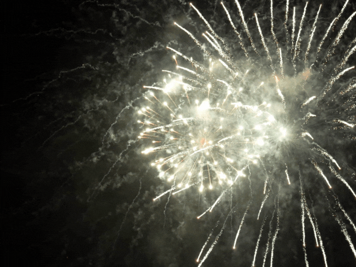 हैप्पी एंड सेफ दीपावली के लिए 6 टिप्स:सलीके से जलाएं पटाखे, ड्रेस कोड फाॅलो करें; खुद पर प्रयोग न करें, इमरजेंसी नंबर्स सेव करें