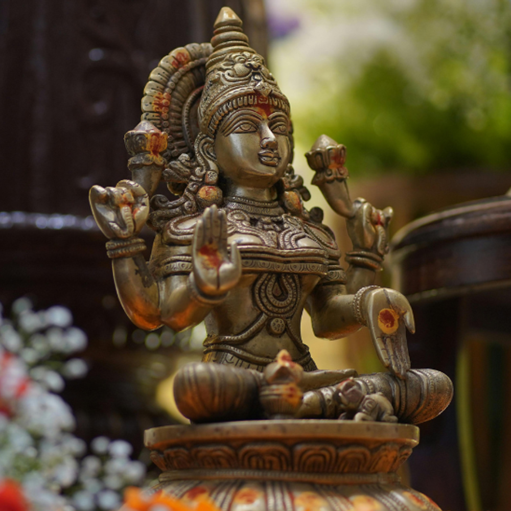 दीपावली पर लक्ष्मी पूजा के लिए छह विशेष मुहूर्त:श्रेष्ठ वृषभ लग्न शाम 7 के बाद लगेगा;ख्याति और यश के आधी रात करनी होगी पूजा