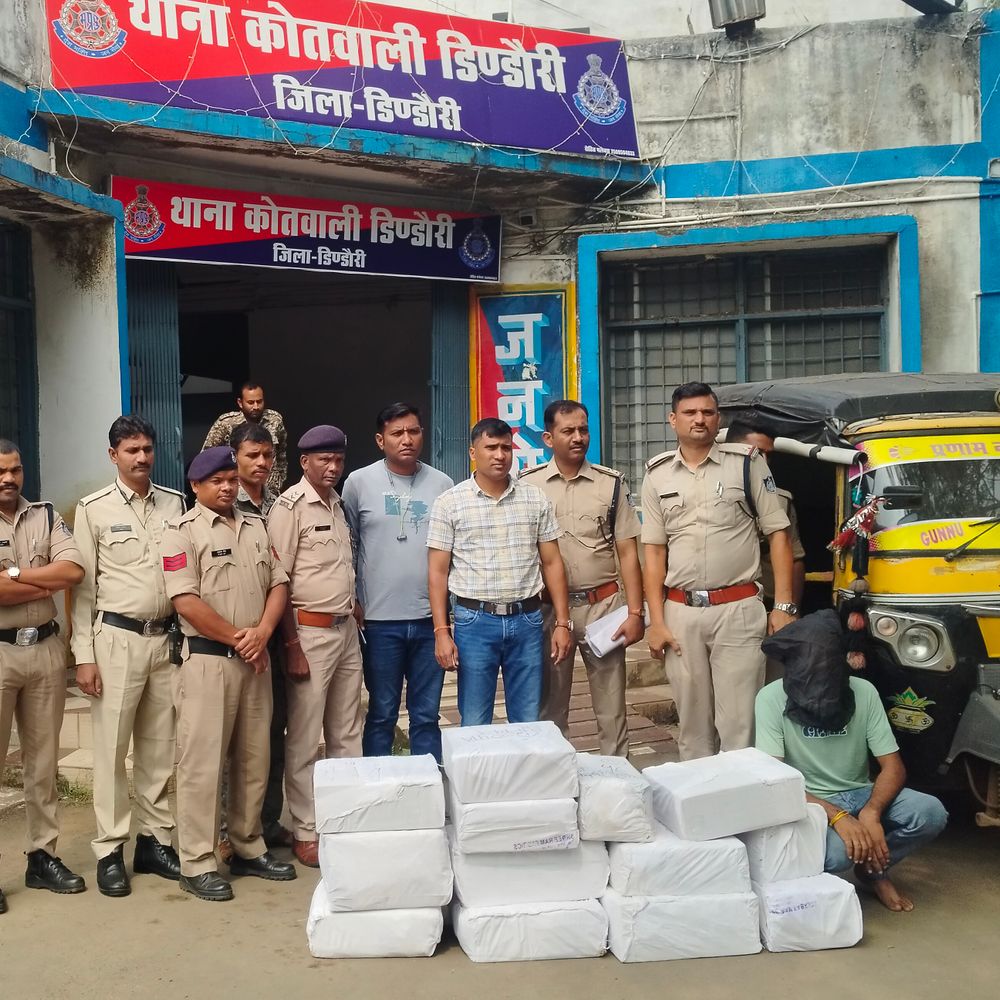 डिंडौरी में 114 लीटर अवैध शराब जब्त, ऑटो ड्राइवर गिरफ्तार:पुलिस ने मुखबिर की सूचना पर की घेराबंदी कर पकड़ा, घर में मिलीं 6 पेटियां