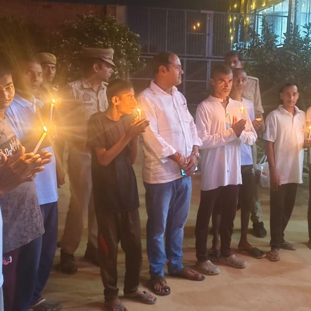 पुलिस ने वृद्धाश्रम में मनाई दीपावली:बुजुर्गों को मिठाई-वस्त्र भेंट कर खुशियां बांटीं