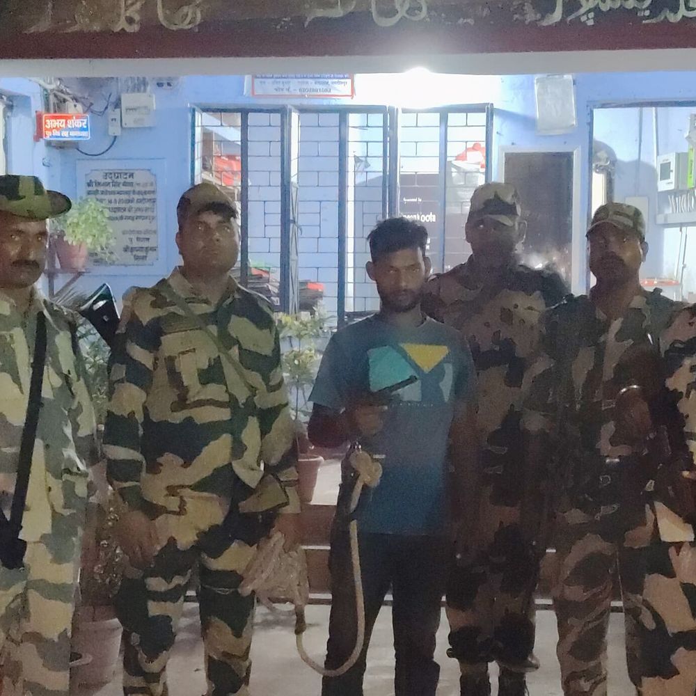 भागलपुर में देसी कट्टे के साथ मां-बेटे गिरफ्तार:घर से जिंदा कारतूस भी हुआ बरामद, किसी वारदात को अंजाम देने की रच रहे थे साजिश