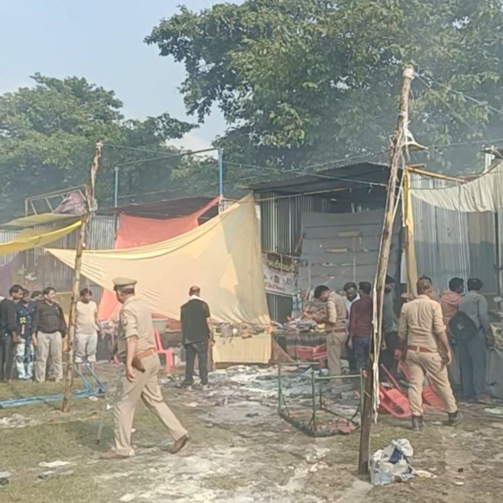 बहराइच के पटाखा बाजार में लगी आग:फायर ब्रिगेड की टीम ने तुरंत काबू पाया, 50 दुकानें लगी थीं