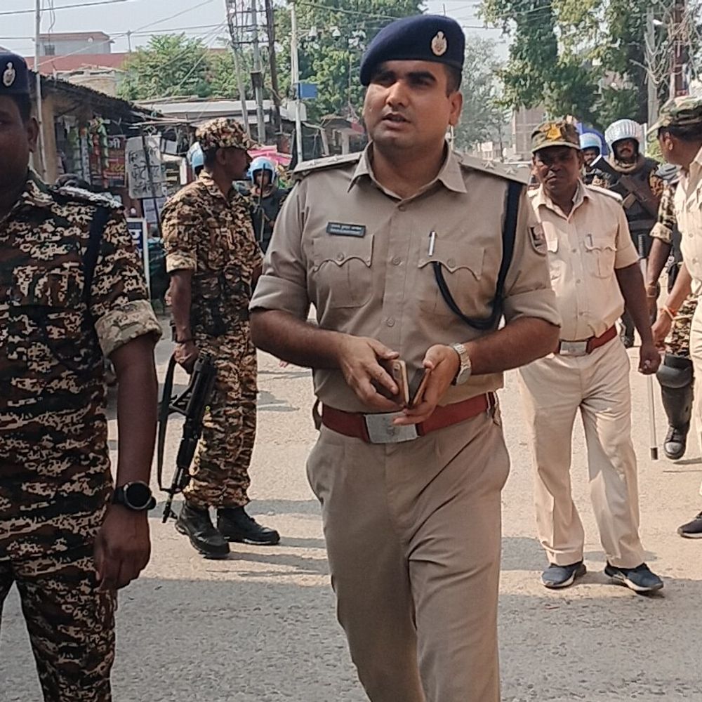 खगड़िया में त्योहार को लेकर प्रशासन अलर्ट:डीएम-एसपी ने थाना प्रभारियों को सुरक्षा निर्देश दिए, गोगरी में पुलिस ने किया फ्लैग मार्च