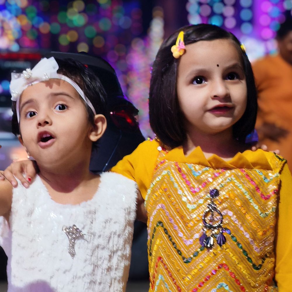 बस्ती में दीपावली पर लक्ष्मी-गणेश पूजन:पूरा शहर दीपों से जगमगाया, बाजारों में रही रौनक