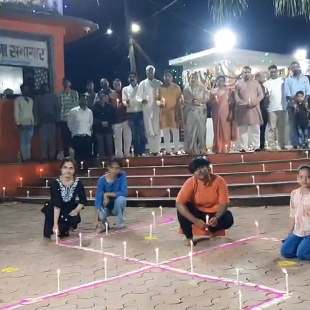 नरक चतुर्दशी पर विदिशा मुक्तिधाम में दीपोत्सव:दिवंगत परिजनों की याद में सैकड़ों दीपों से जगमगाया परिसर, 15 साल से परंपरा