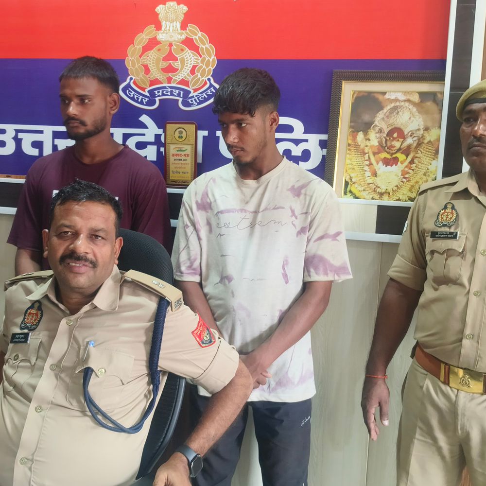 मऊ पुलिस ने दो मोबाइल चोर को किया गिरफ्तार:महिलाओं को बनाते थे निशाना, चोरी के फोन बरामद