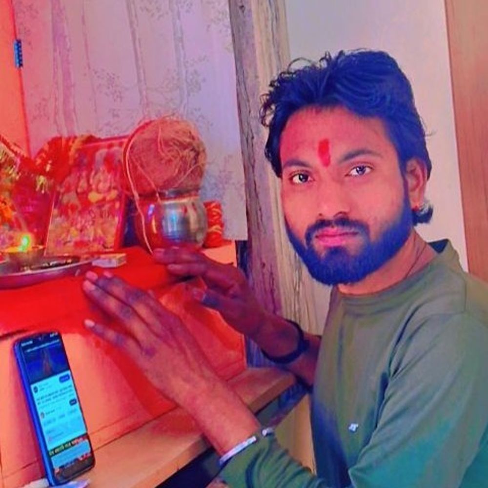 अज्ञात वाहन से टकराया बाइक सवार, मौत:एटा में हुआ हादसा, दीवाली पर नोएडा से घर आ रहा था