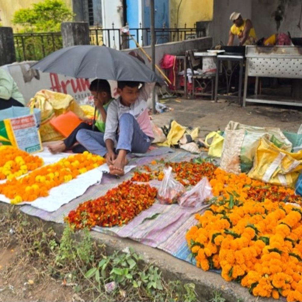 कोंडागांव में दिवाली पर फूल बाजार में रौनक:पूजा के लिए खरीदारों की लगी भीड़, किसान बोले– सालभर इस दिन का रहता है इंतजार