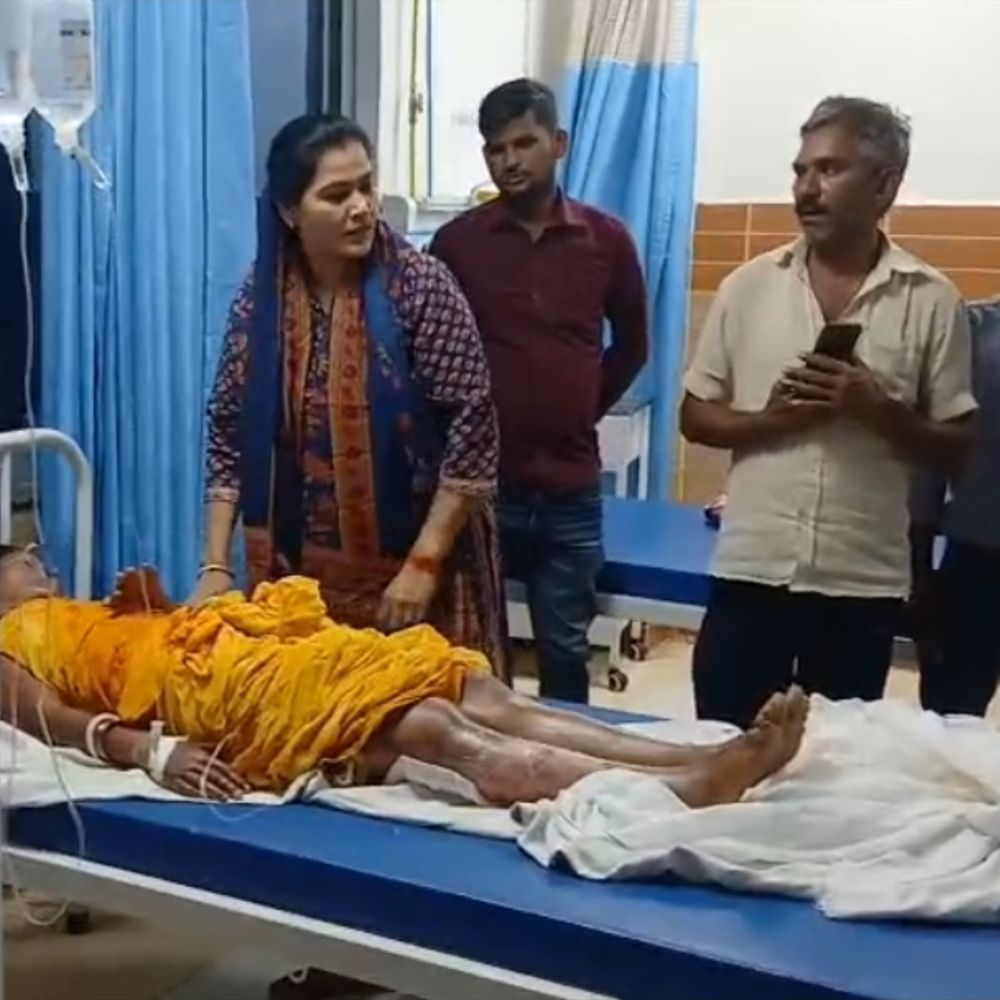 नामांकन रद्द होने के बाद भी सीमा सिंह सक्रिय:छपरा में घायलों से मिलीं, बोली- पार्टी नेतृत्व कर रहा समीक्षा