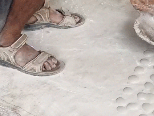 गंदगी-मक्खियों के बीच चप्पल-पहनकर बना रहे बताशे, VIDEO:बिलासपुर में जिस शीट पर उबलती चाशनी, उसी पर चल रहा मजदूर, मां लक्ष्मी को चढ़ेगा प्रसाद