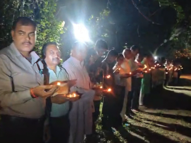 भोपाल में दिवाली पर पेड़ों की आरती उतारी:शंख, घंटी बजाकर दिया धन्यवाद, कहा- हरियाली बचाने का संकल्प लिया