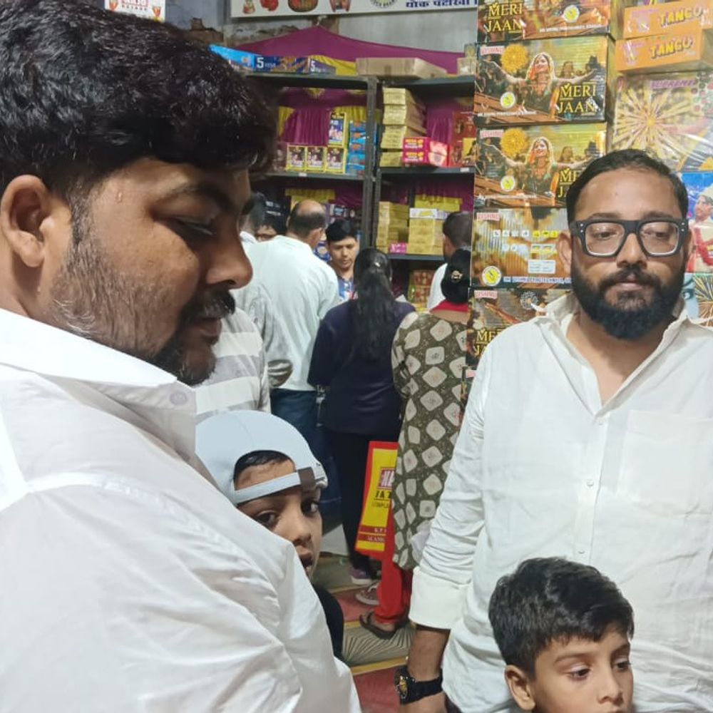 दीवाली पर पटाखों की दुकान में ग्राहकों की भीड़:दुकानदारों बोले- अच्छी बिक्री हो रही, उत्साह के साथ हो रही खरीदारी