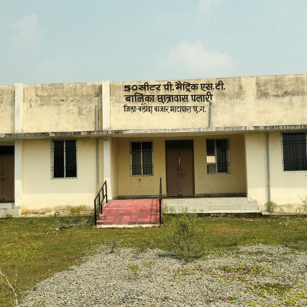 87 लाख का छात्रावास एक साल से बंद:पलारी में असामाजिक तत्वों ने तोड़ी खिड़कियां, दीवारों में दरारें, हैंडओवर भी नहीं लिया गया