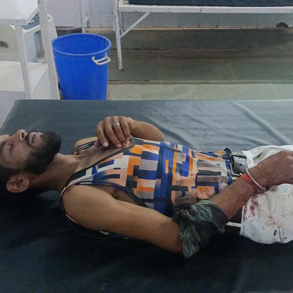 मऊगंज के नईगढ़ी में युवक पर लाठी-डंडों से हमला:आपसी विवाद के चलते किया घायल; धमकी देकर आरोपी फरार