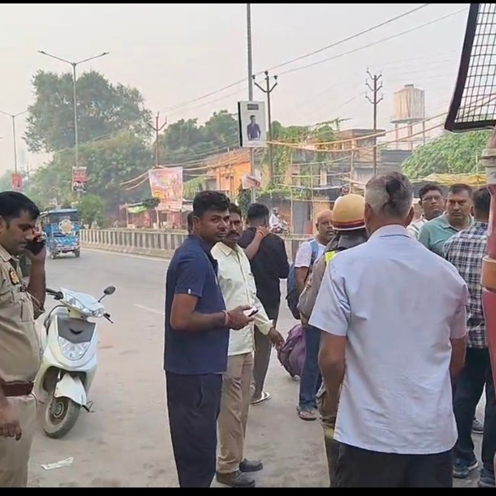 शॉर्ट सर्किट से शॉपिंग मॉल में लगी आग:मऊ में अफरा-तफरी, फायर ब्रिगेड ने आग पर काबू पाया