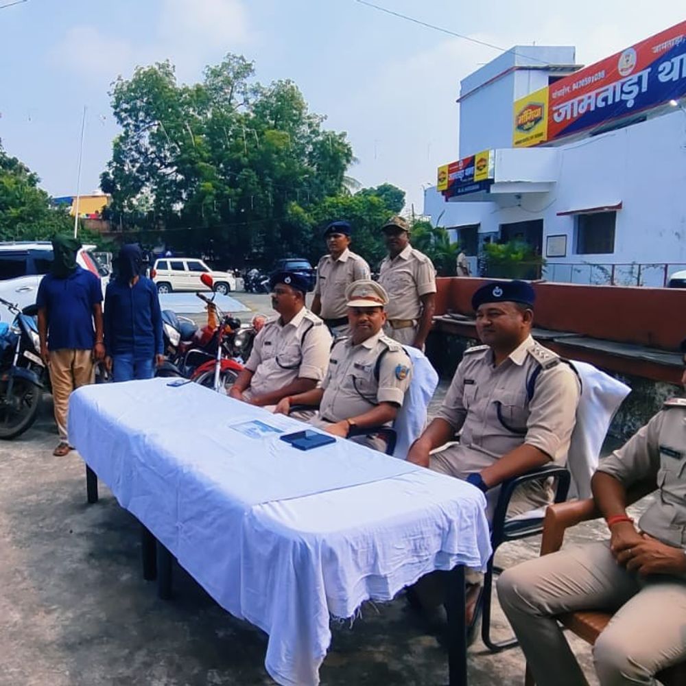 जामताड़ा पुलिस ने चोर गिरोह के 2 सदस्य पकड़े:  चोरी की 12 मोटरसाइकिलें बरामद, एक आरोपी फरार हुआ – Jamtara News