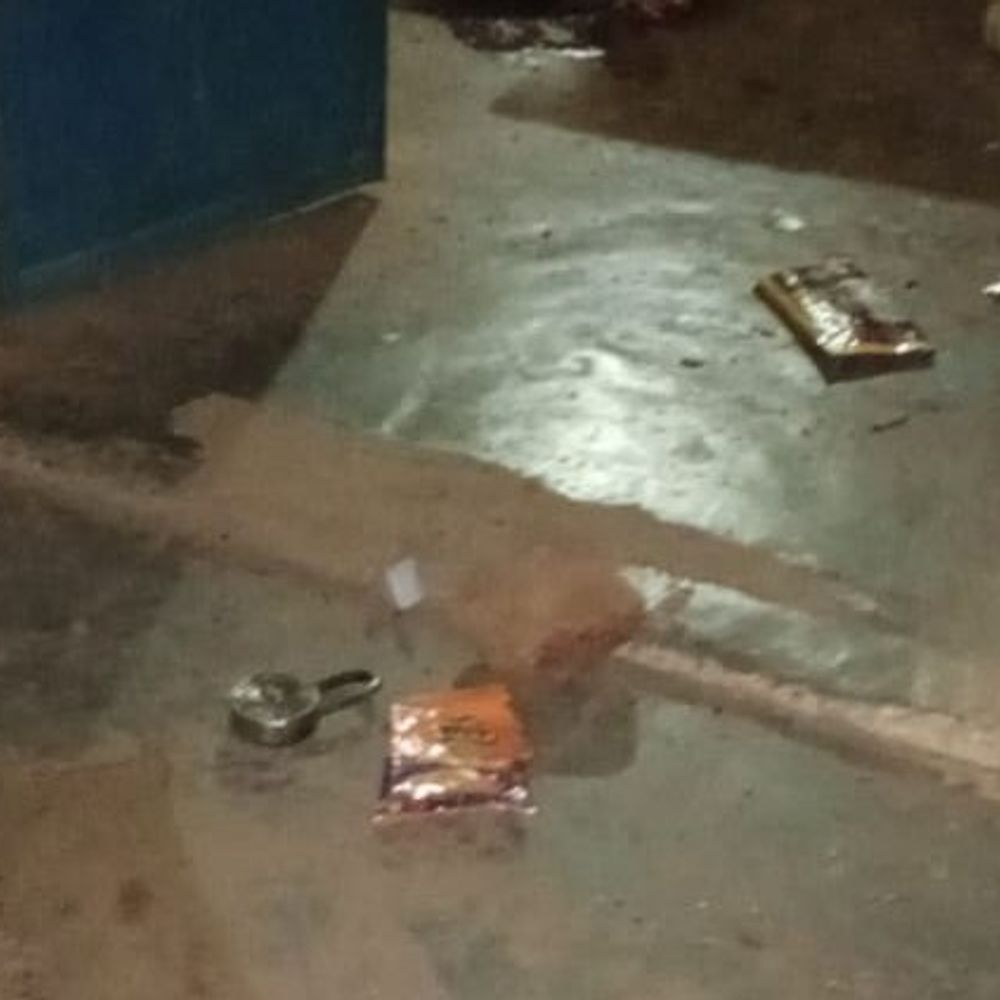 दुकानदार से मारपीट की, नकदी और मोबाइल लेकर भागे:टीकमगढ़ में आरोपी बाइक छोड़कर फरार, पुलिस ने दर्ज किया केस