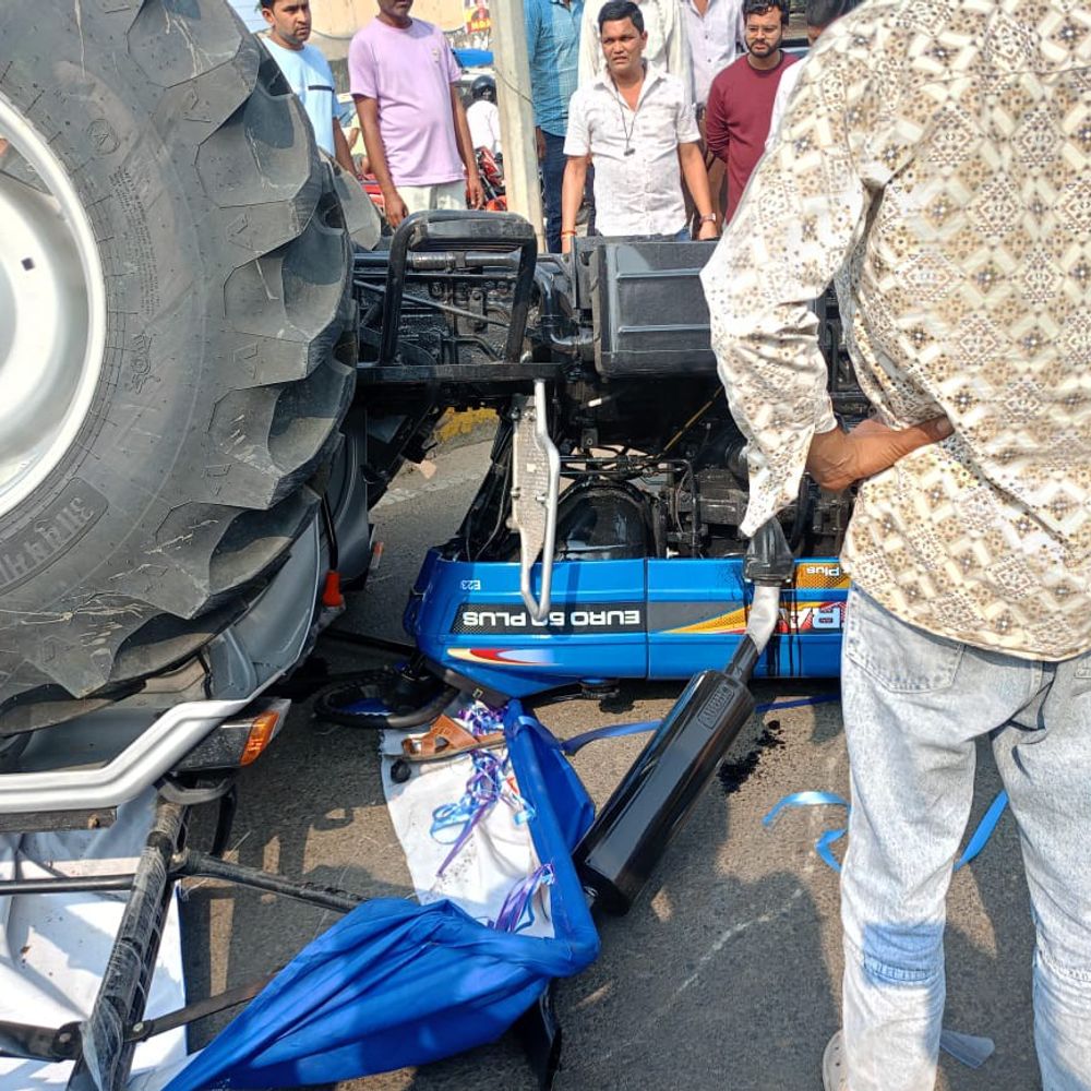 बैतूल में ओवरटेक करते ही पलटा ट्रैक्टर:दीपावली पर शोरूम से खरीद कर घर ले जा रहे थे, सीसीटीवी में कैद हुआ हादसा, ड्राइवर गंभीर घायल