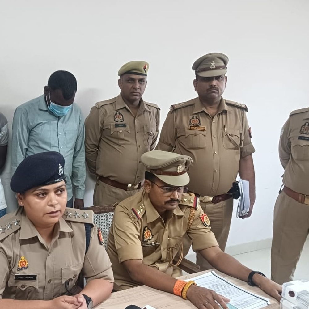 शराब सेल्समैन से लूटकांड के 2 बदमाश गिरफ्तार:सीतापुर में CCTV की मदद से हुआ खुलासा, कार और बाइक बरामद