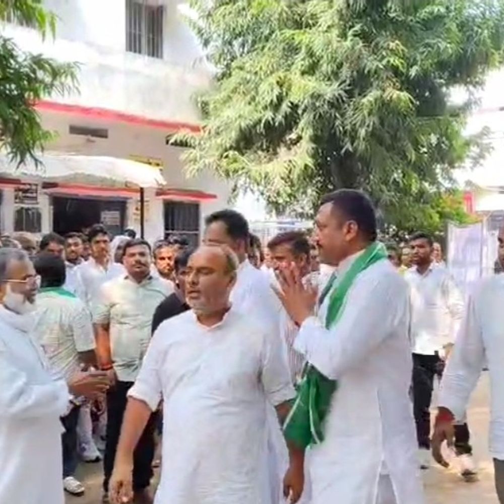 गोह विधानसभा से राजद प्रत्याशी अमरेंद्र कुशवाहा ने किया नामांकन:ओबरा से ऋषि कुमार का नॉमिनेशन, समर्थकों के साथ अनुमंडल कार्यालय पहुंचे