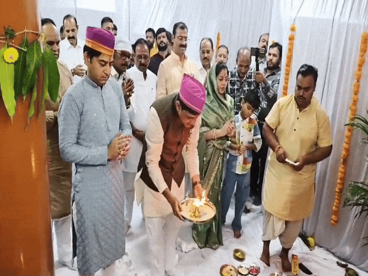 इंदौर नगर निगम में हुआ महालक्ष्मी पूजन:महापौर बोले– आत्मनिर्भर और स्वदेशी दीपावली पहचान बने, स्वच्छता में सहयोग की अपील की