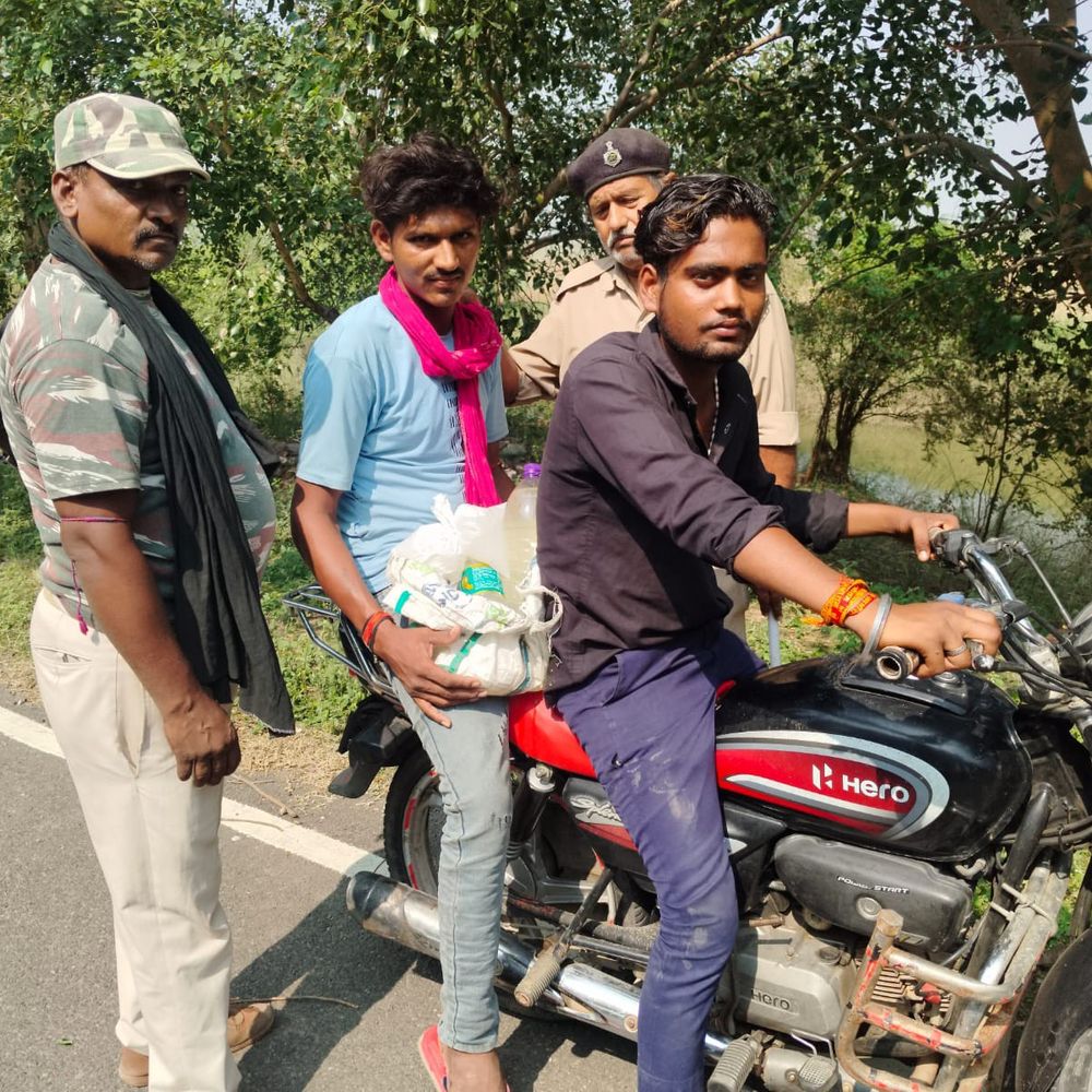 शेखपुरा में वाहन चेकिंग के दौरान दो शराब तस्कर गिरफ्तार:बाइक से डिलीवरी करने जा रहे थे, पुलिस ने दोनों को किया जब्त