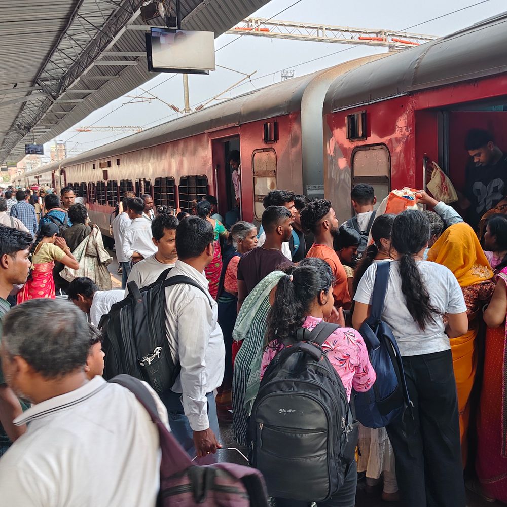 छठ के लेकर प्रमुख स्टेशनों पर दंडाधिकारी, पुलिस तैनात:भीड़ नियंत्रण, सुरक्षा के लिए स्वास्थ्य सेवाएं भी अलर्ट पर हैं, डीएम ने दिए कई निर्देश