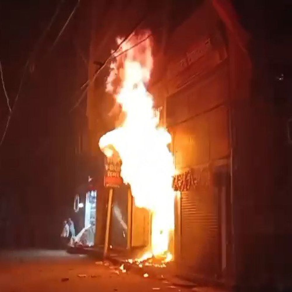 आरा में AC-फ्रिज के सर्विस सेंटर में लगी आग:50 लाख का सामान जलकर राख, फायर ब्रिगेड की 5 गाड़ियों ने तीन घंटे में काबू पाया