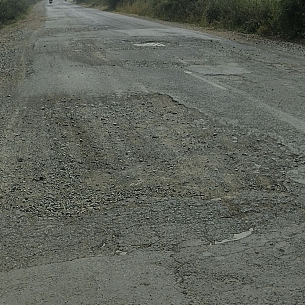 स्टेट हाईवे-15 जर्जर, 35 किमी का सफर डेढ़ घंटे में:5-10 इंच गहराई के 25 हजार से ज्यादा गड्ढे, स्लो मेंटेनेंस; गाड़ियों की हालत खस्ता